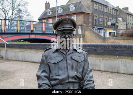 Statue von Captain Mainwaring (gespielt von Arthur Lowe), einer Figur aus der britischen Sitcom Dad's Army der 1960er-70er-Jahre. Die Statue befindet sich am Fluss in Thetford Stockfoto