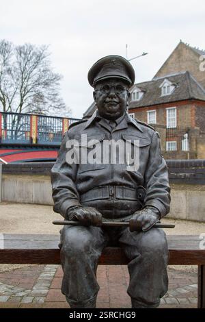 Statue von Captain Mainwaring (gespielt von Arthur Lowe), einer Figur aus der britischen Sitcom Dad's Army der 1960er-70er-Jahre. Die Statue befindet sich am Fluss in Thetford Stockfoto