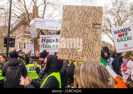 London, Großbritannien. FEB, 2025. Demonstranten und Gegenprotestierende treffen aufeinander, als Tausende von Whitehall zur US-Botschaft marschierten, als Teil des ersten nationalen palästinensermarsches seit dem mühsamen marsch am 18. Januar, bei dem der Organisator Chris Nineham zusammen mit 76 anderen verhaftet wurde. In der Nähe der Vauxhall-Brücke wurde ein pro-israelischer Gegenprotest eingeleitet, bei dem Aktivisten des „Our Fight UK“ ebenfalls versuchten, den palästinensermarsch zu stören. Es wurden Reden gehalten, bevor sich beide Gruppen ohne größere Probleme zerstreuten. Credit Milo Chandler/Alamy Live News Stockfoto