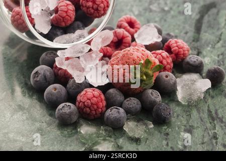 Closeup Schuß gefrorene Himbeeren, Brombeeren und Erdbeeren Stockfoto