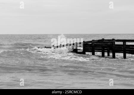 Wellen plätschern auf dem Wellenbrecher Stockfoto