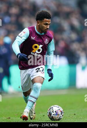 Preston, Großbritannien. Februar 2025. Marcus Edwards von Burnley dribbelte beim Sky Bet Championship Match Preston North End gegen Burnley in Deepdale, Preston, Vereinigtes Königreich, 15. Februar 2025 (Foto: Jorge Horsted/News Images) in Preston, Vereinigtes Königreich am 15. Februar 2025. (Foto: Jorge Horsted/News Images/SIPA USA) Credit: SIPA USA/Alamy Live News Stockfoto
