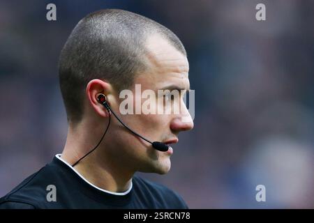 Preston, Großbritannien. Februar 2025. Match Schiedsrichter Andrew Kitchen während des Sky Bet Championship Matches Preston North End gegen Burnley in Deepdale, Preston, Großbritannien, 15. Februar 2025 (Foto: Jorge Horsted/News Images) in Preston, Großbritannien am 15. Februar 2025. (Foto: Jorge Horsted/News Images/SIPA USA) Credit: SIPA USA/Alamy Live News Stockfoto