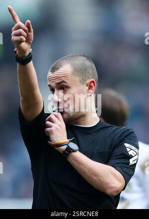 Preston, Großbritannien. Februar 2025. Match Schiedsrichter Andrew Kitchen während des Sky Bet Championship Matches Preston North End gegen Burnley in Deepdale, Preston, Großbritannien, 15. Februar 2025 (Foto: Jorge Horsted/News Images) in Preston, Großbritannien am 15. Februar 2025. (Foto: Jorge Horsted/News Images/SIPA USA) Credit: SIPA USA/Alamy Live News Stockfoto