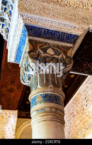 Exquisite islamische Kalligraphie und kunstvolle geometrische Designs auf der Alhambra-Säule in Granada, Spanien Stockfoto