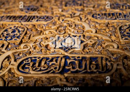 Verwitterte Stuckschnitzereien der Alhambra, die islamische Kunst und andalusisches Erbe in Granada, Spanien, zeigen Stockfoto