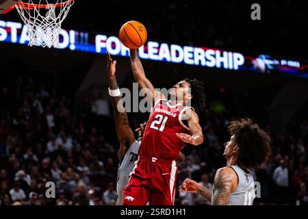 College Station, Texas, USA. Februar 2025. Der Arkansas-Wachmann DJ WAGNER (21) taucht am Samstag in der Reed Arena gegen den Texas A&M Stürmer SOLOMON WASHINGTON (9) den Ball ab. Quelle: Arshon Bozorgi/ZUMA Press Wire/ZUMA Wire/Alamy Live News Stockfoto