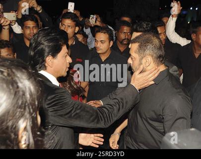 Bollywood-Schauspieler Shahrukh Khan und Salman Khan während der Sansui Colors Stardust Awards in Mumbai, Indien am 21. Dezember 2015 Stockfoto
