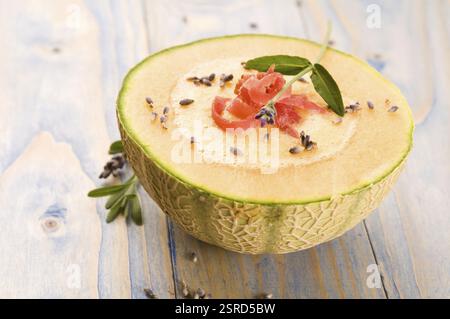 Frische Melonensuppe mit parmaschinken und Lavendelblüten, polen Stockfoto