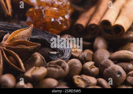 Aromaskaffee. Inhaltsstoffe. Kaffeebohnen, Anis, Vanille, Zimt, Zucker Stockfoto