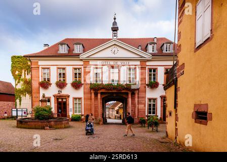 Das Rathaus von Riquewihr. Rue du General de Gaulle, Riquewihr, Sainte-Marie-aux-Mines, Colmar-Ribeauvillé, Haut-Rhin, Grand Est, Frankreich, Europa Stockfoto