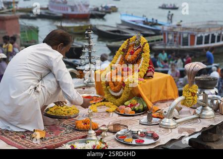 Mann, die Durchführung von Pooja, Dashashwamedh Ghat, Varanasi, Uttar Pradesh, Indien, Asien Stockfoto