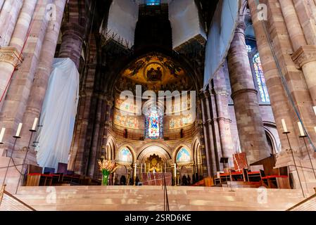 Der Chor und die Apsis der Kathedrale. Straßburger Kathedrale oder die Kathedrale unserer Lieben Frau von Straßburg, auch bekannt als Straßburger Münster. Obwohl consi Stockfoto