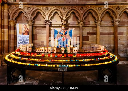 Marienstatue mit gestreckten Armen von Pierre Klein. Straßburger Kathedrale oder die Kathedrale unserer Lieben Frau von Straßburg, auch bekannt als Strasbou Stockfoto