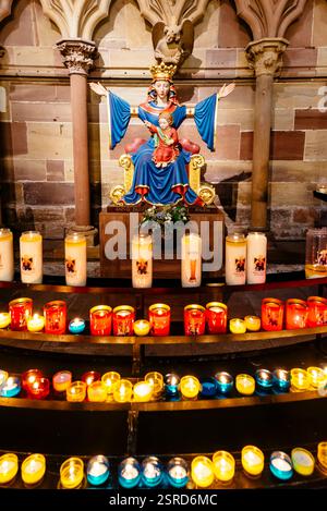 Marienstatue mit gestreckten Armen von Pierre Klein. Straßburger Kathedrale oder die Kathedrale unserer Lieben Frau von Straßburg, auch bekannt als Strasbou Stockfoto