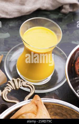 Mango Lassi, Joghurt oder Smoothie. Gesunde probiotische indischen beliebten Sommergetränk Stockfoto