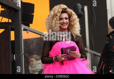 Demonstration vom Hamburg Pride e.V. als Teil der bundesweiten Kampagne Wähl Liebe auf dem Spielbudenplatz auf St. Pauli. Christopher-Street-Day-Vereine hatten anlässlich der Bundestagswahlen am 23. Februar deutschlandweit dazu aufgerufen. Sie fordern die Menschen auf, demokratische Parteien zu wählen, die für Vielfalt, Toleranz und Gleichberechtigung eintreten. Unzählige Texte auf Plakaten und Pappen richteten sich dabei auch gegen die AfD. Knapp 4,000 Menschen nahmen an der Demonstration in Hamburg Teil. Moderatorin Valery Pearl Dennis Totzke. St. Pauli Hamburg *** Demonstration von Hamburg P. Stockfoto