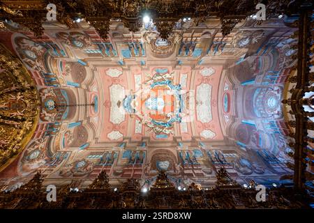 Lagos, Portugal - 25. August 2024: Wunderschönes Inneres der Kirche St. Antonius, Igreja de Santo Antonio in Lagos, Algarve in Portugal Stockfoto
