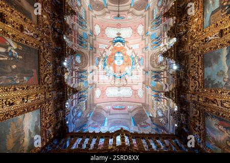Lagos, Portugal - 25. August 2024: Wunderschönes Inneres der Kirche St. Antonius, Igreja de Santo Antonio in Lagos, Algarve in Portugal Stockfoto
