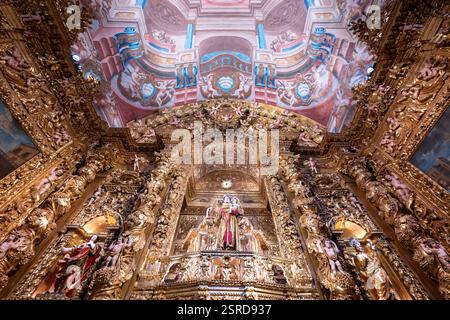 Lagos, Portugal - 25. August 2024: Wunderschönes Inneres der Kirche St. Antonius, Igreja de Santo Antonio in Lagos, Algarve in Portugal Stockfoto