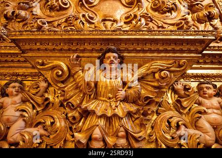 Lagos, Portugal - 25. August 2024: Wunderschönes Inneres der Kirche St. Antonius, Igreja de Santo Antonio in Lagos, Algarve in Portugal Stockfoto