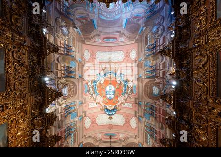 Lagos, Portugal - 25. August 2024: Wunderschönes Inneres der Kirche St. Antonius, Igreja de Santo Antonio in Lagos, Algarve in Portugal Stockfoto