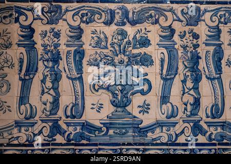 Lagos, Portugal - 25. August 2024: Wunderschönes Inneres der Kirche St. Antonius, Igreja de Santo Antonio in Lagos, Algarve in Portugal Stockfoto