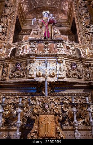 Lagos, Portugal - 25. August 2024: Wunderschönes Inneres der Kirche St. Antonius, Igreja de Santo Antonio in Lagos, Algarve in Portugal Stockfoto