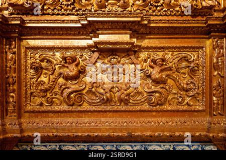 Lagos, Portugal - 25. August 2024: Wunderschönes Inneres der Kirche St. Antonius, Igreja de Santo Antonio in Lagos, Algarve in Portugal Stockfoto