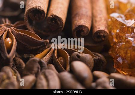 Aromaskaffee. Inhaltsstoffe. Kaffeebenen, Anis, Zimt, Zucker Stockfoto