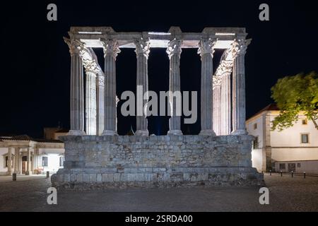Der römische Tempel von Evora (Templo romano de Evora), auch Templo de Diana genannt, ist ein alter Tempel in der portugiesischen Stadt Evora at ni Stockfoto