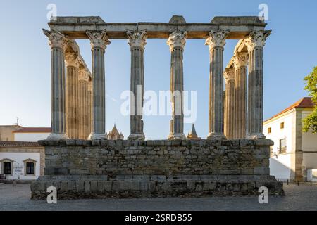Der römische Tempel von Evora (Templo Romano de Evora), auch bezeichnet als Der Templo de Diana ist ein antiker Tempel in der portugiesischen Stadt Evora. Stockfoto