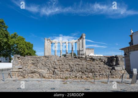 Der römische Tempel von Evora (Templo Romano de Evora), auch bezeichnet als Der Templo de Diana ist ein antiker Tempel in der portugiesischen Stadt Evora. Stockfoto