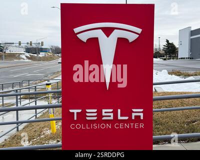 Lenexa, Kansas – 15. Februar 2025: Midwestern Tesla Collision Center Storefront – Reparatur Von Elektrofahrzeugen Stockfoto