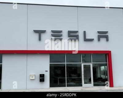 Lenexa, Kansas – 15. Februar 2025: Midwestern Tesla Collision Center Storefront – Reparatur Von Elektrofahrzeugen Stockfoto