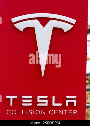 Lenexa, Kansas – 15. Februar 2025: Midwestern Tesla Collision Center Storefront – Reparatur Von Elektrofahrzeugen Stockfoto