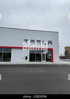 Lenexa, Kansas – 15. Februar 2025: Midwestern Tesla Collision Center Storefront – Reparatur Von Elektrofahrzeugen Stockfoto