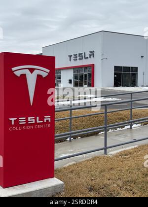 Lenexa, Kansas – 15. Februar 2025: Midwestern Tesla Collision Center Storefront – Reparatur Von Elektrofahrzeugen Stockfoto