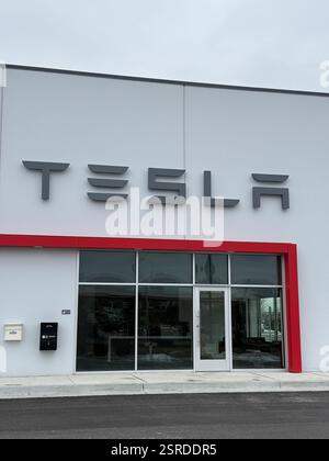 Lenexa, Kansas – 15. Februar 2025: Midwestern Tesla Collision Center Storefront – Reparatur Von Elektrofahrzeugen Stockfoto