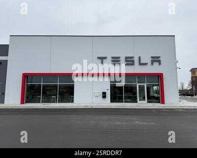 Lenexa, Kansas – 15. Februar 2025: Midwestern Tesla Collision Center Storefront – Reparatur Von Elektrofahrzeugen Stockfoto