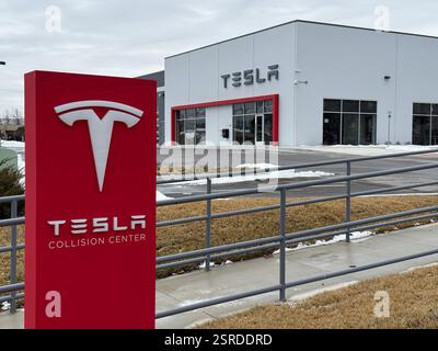 Lenexa, Kansas – 15. Februar 2025: Midwestern Tesla Collision Center Storefront – Reparatur Von Elektrofahrzeugen Stockfoto
