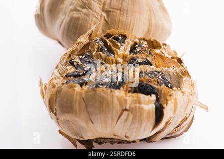 Schwarze Knoblauchzehen isoliert auf weißem Hintergrund Stockfoto