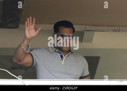 Bollywood Schauspieler Salman Khan Wellen von seiner Residenz in Mumbai, Indien am 27. Dezember 2012. Salman Khan feiert Stockfoto