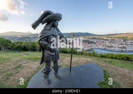 Statue von D. Afonso VI. Auf Monte Brasil Aussichtspunkt über Angra do Heroismo, Portugal. Stockfoto