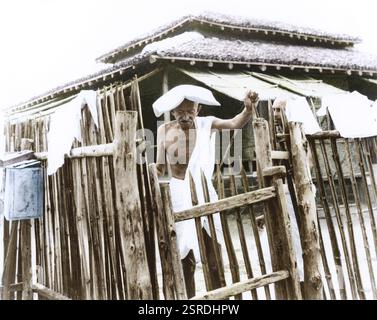 Mahatma Gandhi vor der Bürohütte, Wardha, Maharashtra, Indien, Asien, 1940, Asien Stockfoto