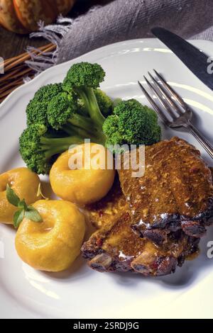Knödel mit Kürbismus und gegrillten Rippchen Stockfoto