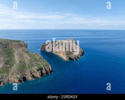 Kleine Inselchen an der Küste der Insel Terceira auf den Azoren, Ilheus das Cabras genannt, Ziegeninseln. Stockfoto