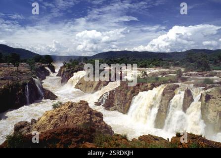 Hogenakkal Wasserfälle und Flussufer kaveri, Tamil Nadu, Indien, Asien Stockfoto