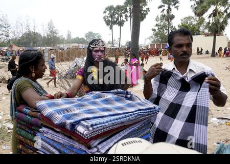 Der Mann kleidet sich als Hindu-Göttin Kali in der Nähe des Mutharamman-Tempels, Tamil Nadu, Indien, Asien Stockfoto