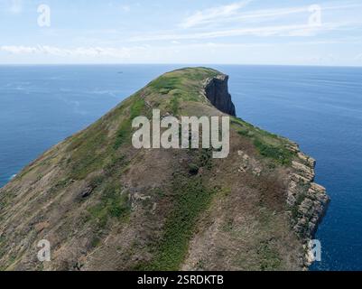 Kleine Inselchen an der Küste der Insel Terceira auf den Azoren, Ilheus das Cabras genannt, Ziegeninseln. Stockfoto